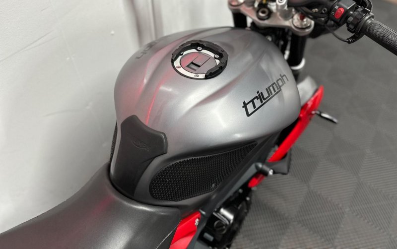 TRIUMPH STREET TRIPLE 675