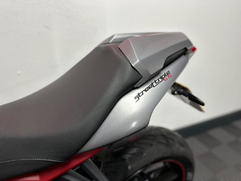 TRIUMPH STREET TRIPLE 675