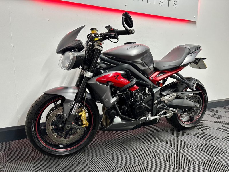 TRIUMPH STREET TRIPLE 675