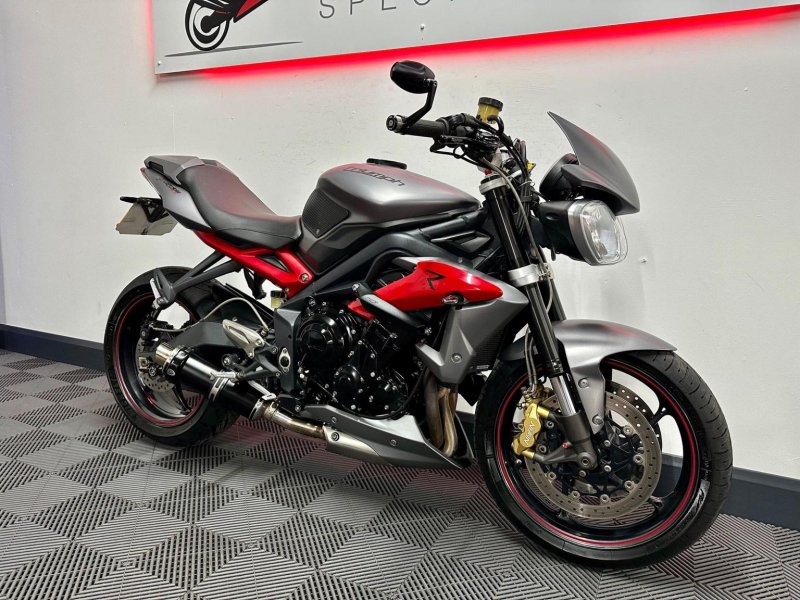 TRIUMPH STREET TRIPLE 675