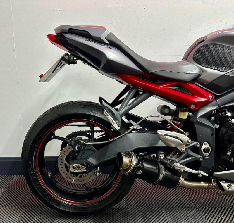 TRIUMPH STREET TRIPLE 675