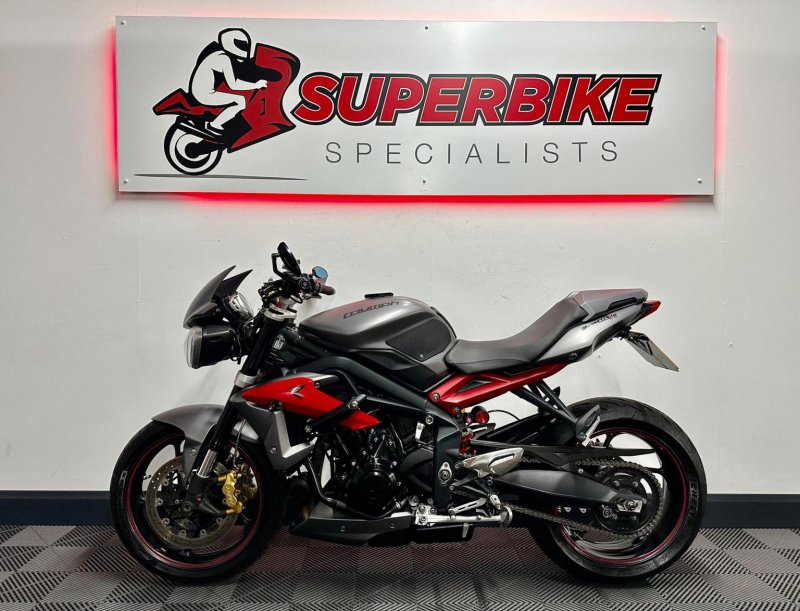 TRIUMPH STREET TRIPLE 675