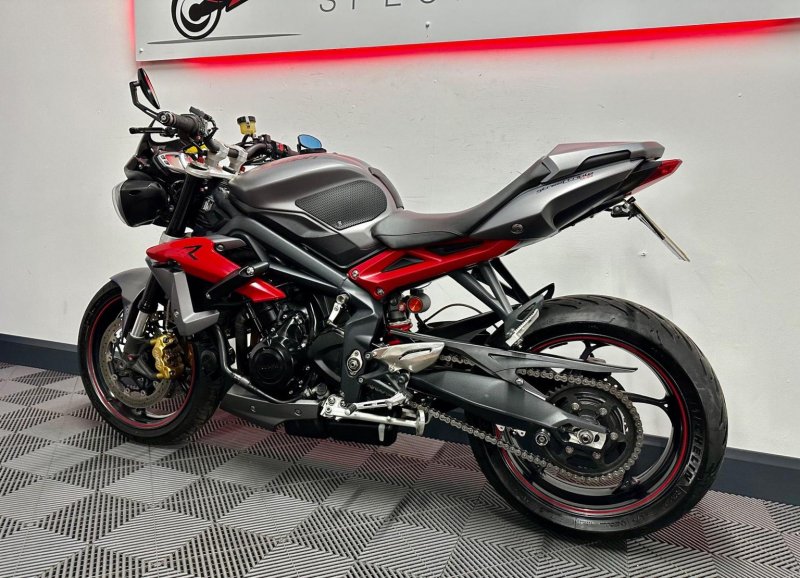 TRIUMPH STREET TRIPLE 675