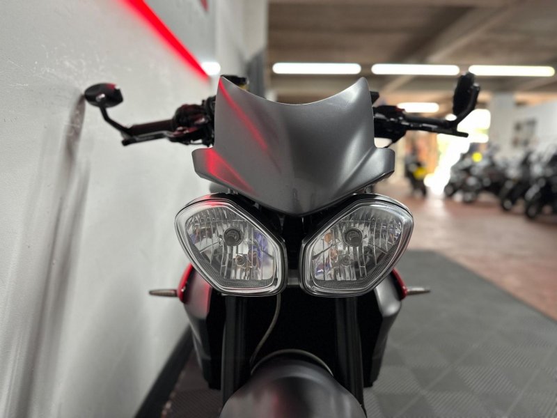 TRIUMPH STREET TRIPLE 675