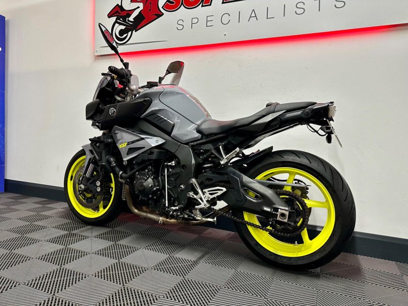 YAMAHA MT-10