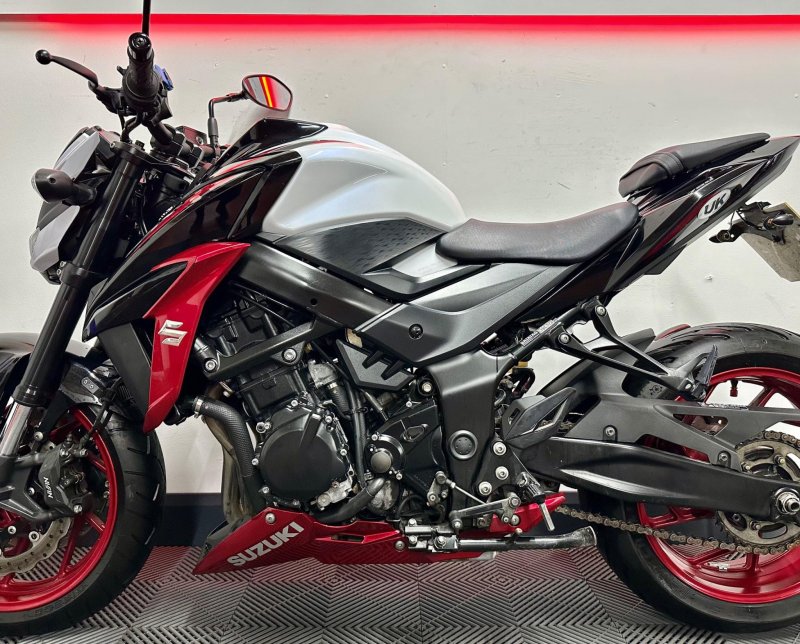 SUZUKI GSX-S750