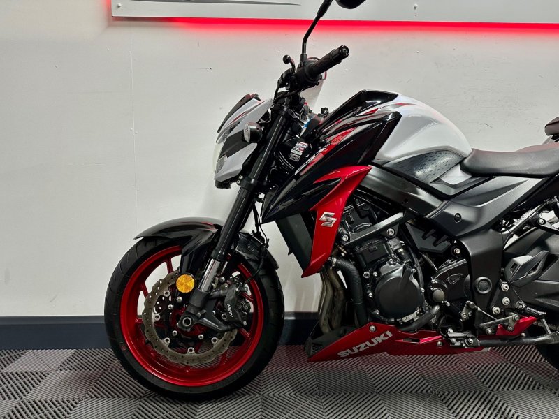 SUZUKI GSX-S750