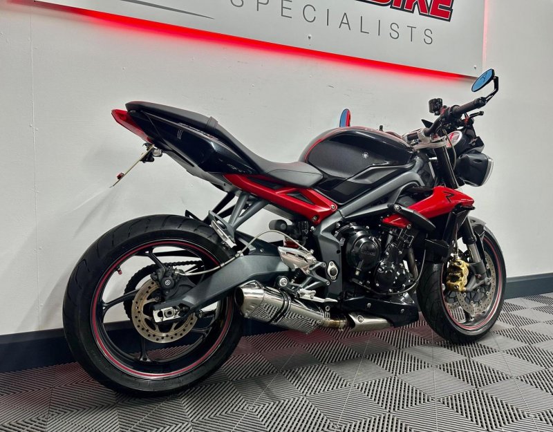 TRIUMPH STREET TRIPLE 675