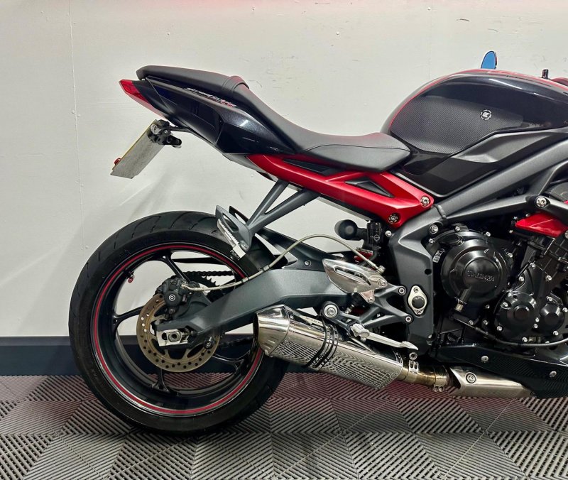 TRIUMPH STREET TRIPLE 675