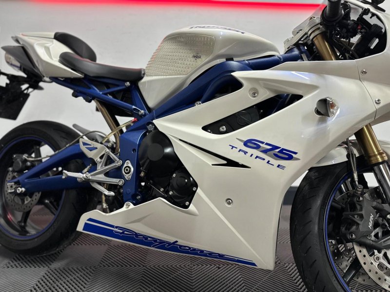 TRIUMPH DAYTONA 675