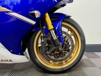 YAMAHA R1