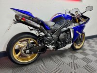 YAMAHA R1