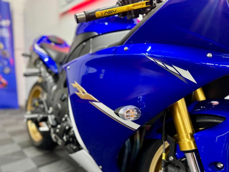 YAMAHA R1