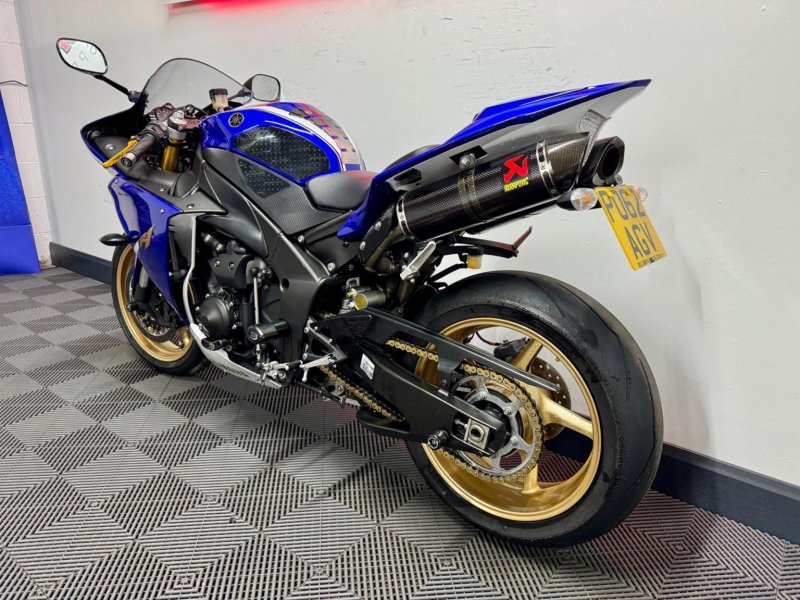 YAMAHA R1