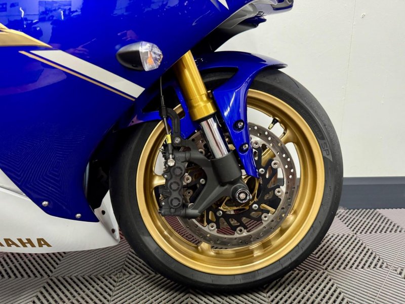 YAMAHA R1