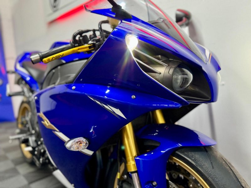 YAMAHA R1