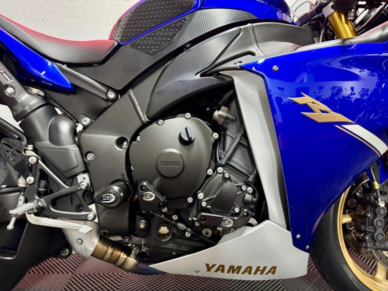 YAMAHA R1