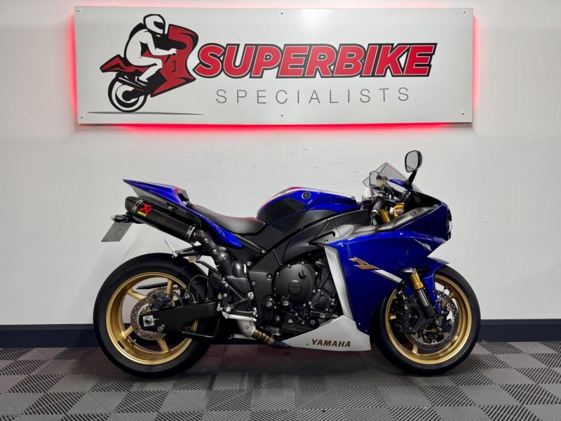 YAMAHA R1
