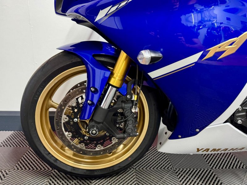 YAMAHA R1