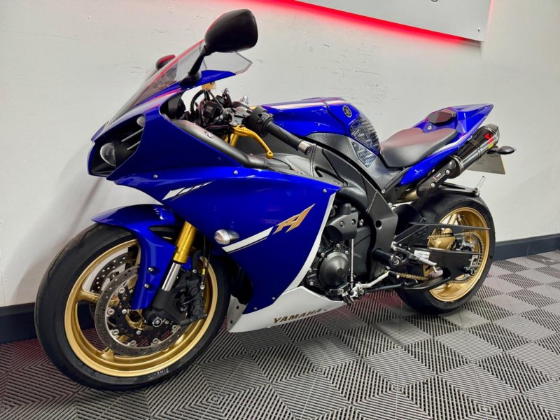 YAMAHA R1