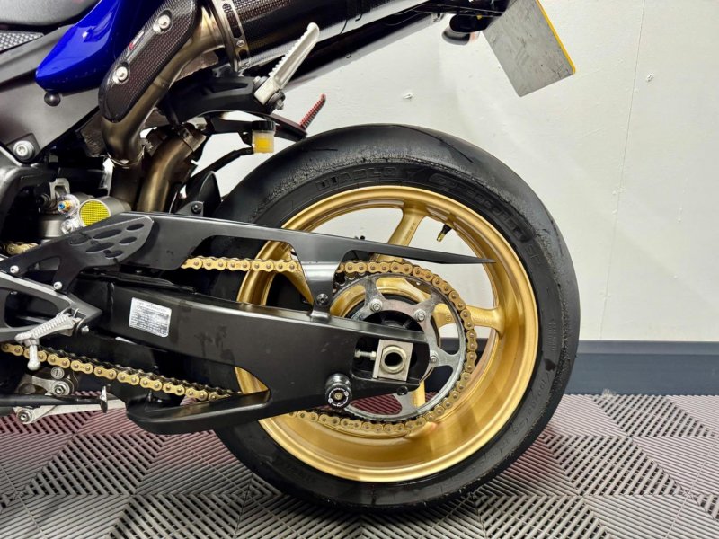 YAMAHA R1
