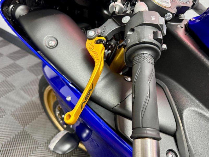 YAMAHA R1