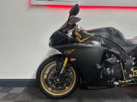 YAMAHA R1
