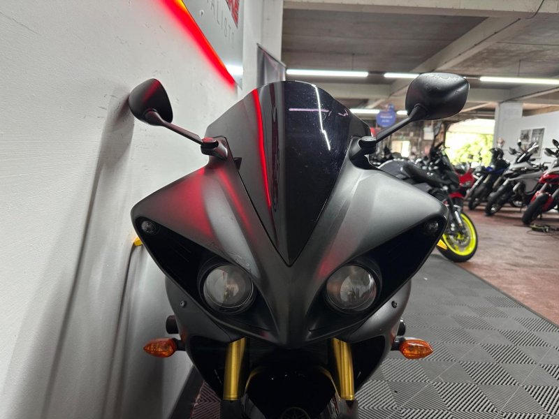 YAMAHA R1