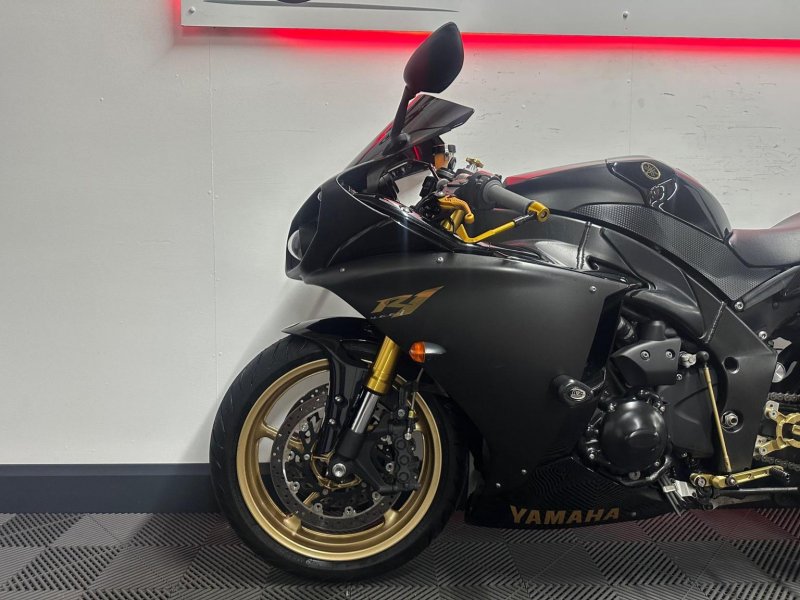 YAMAHA R1