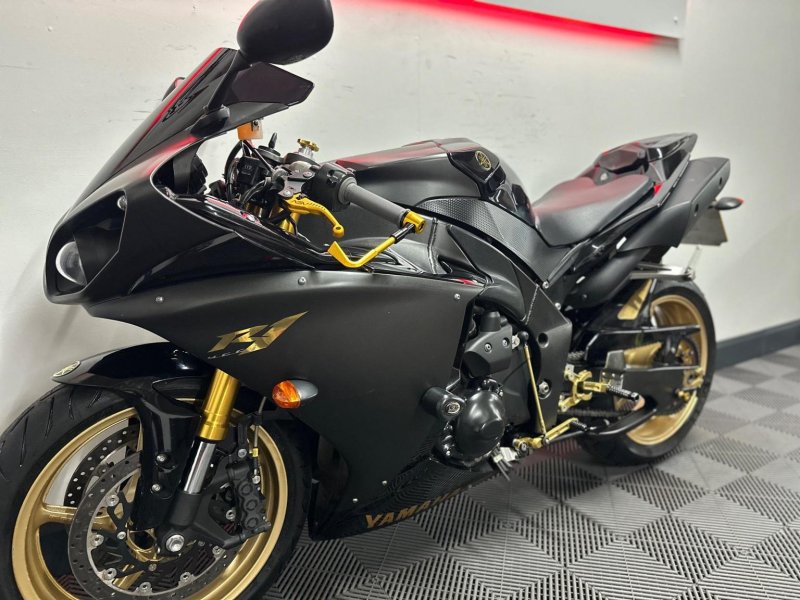 YAMAHA R1