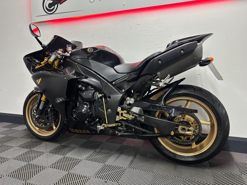 YAMAHA R1
