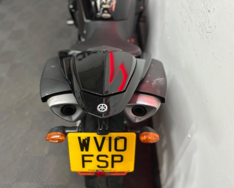 YAMAHA R1