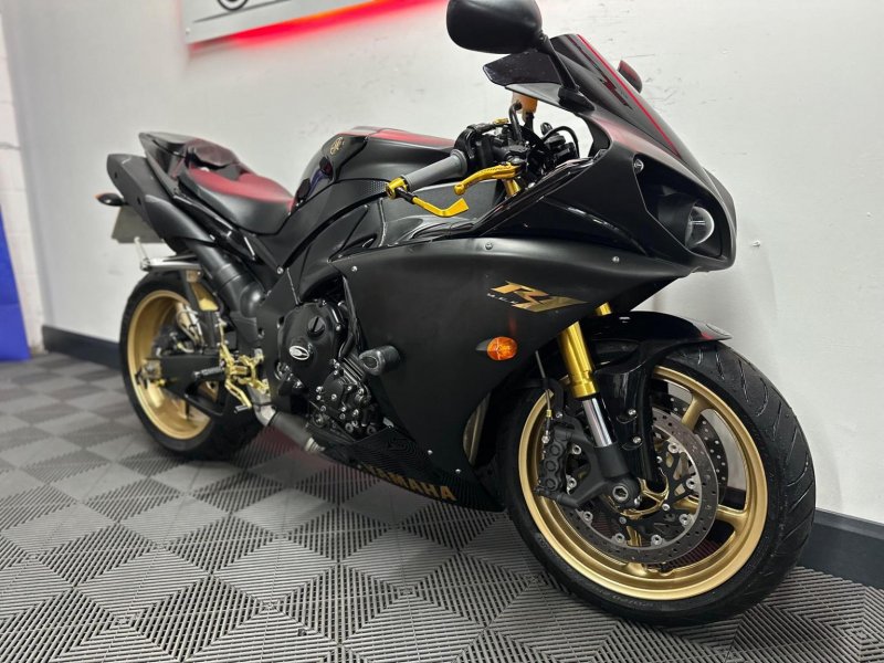 YAMAHA R1