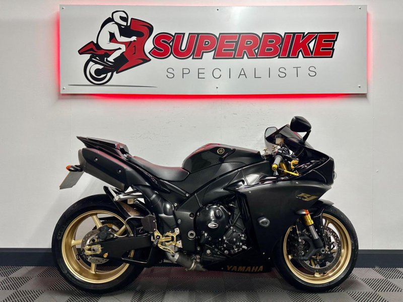 YAMAHA R1