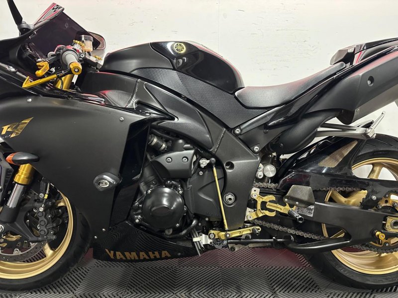YAMAHA R1