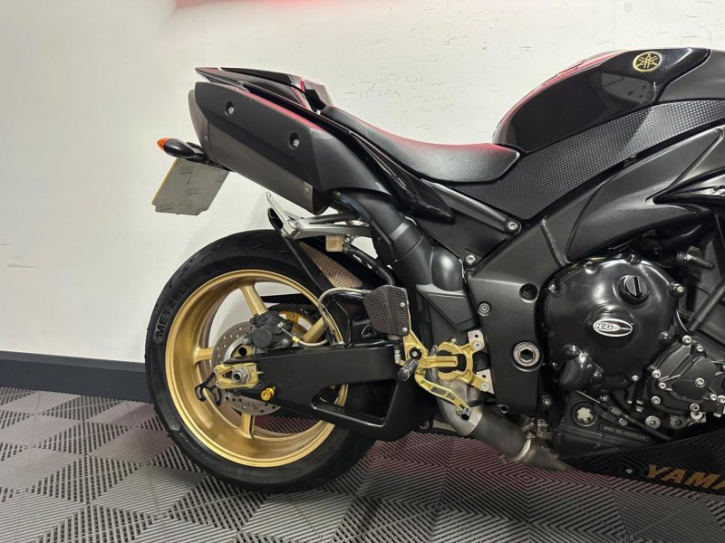 YAMAHA R1