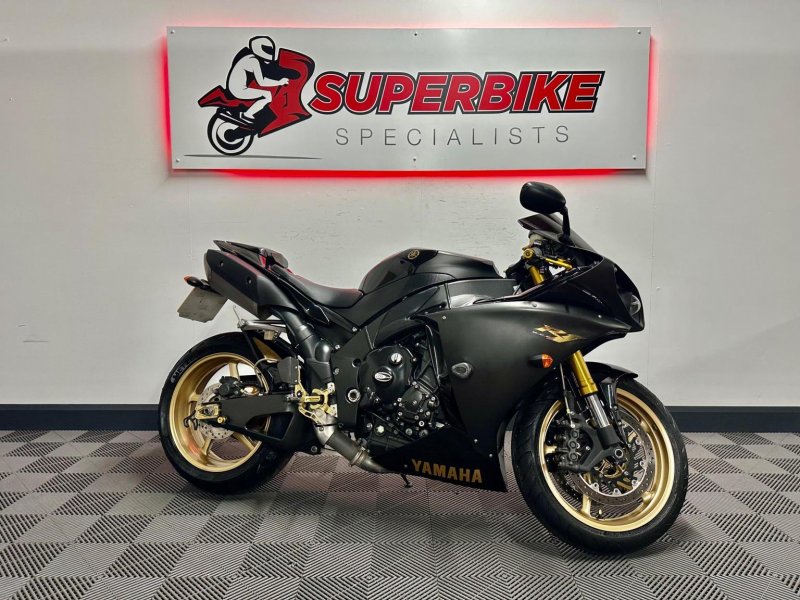YAMAHA R1