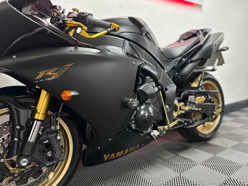YAMAHA R1