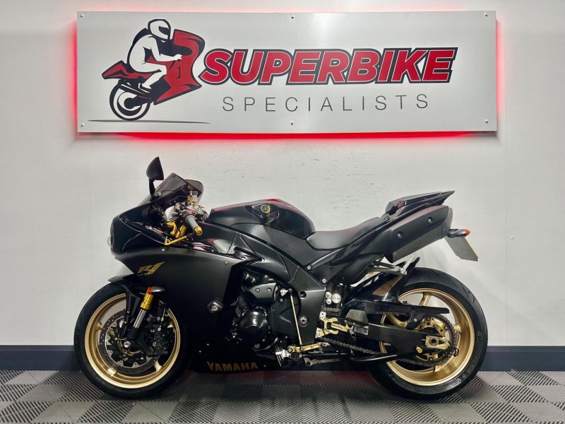 YAMAHA R1