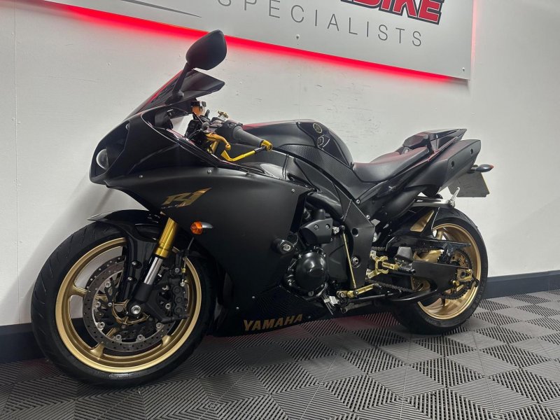 YAMAHA R1