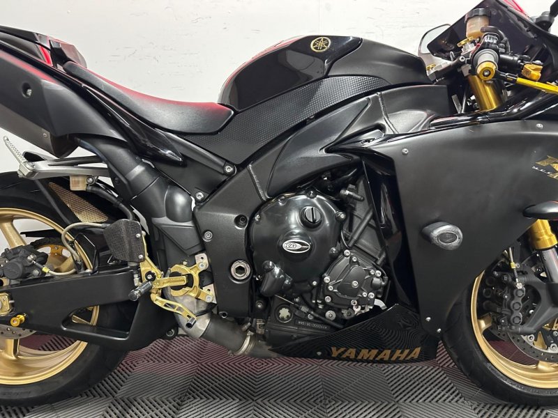 YAMAHA R1