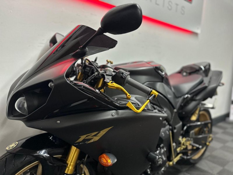 YAMAHA R1