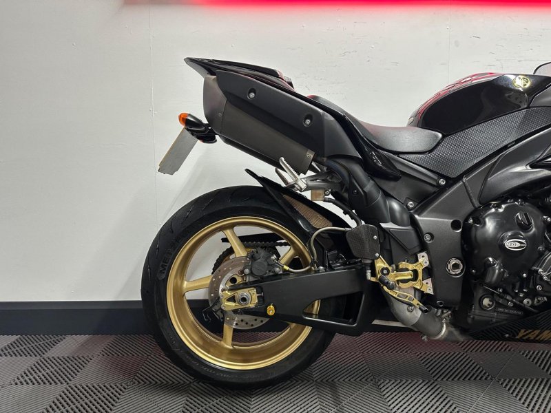 YAMAHA R1