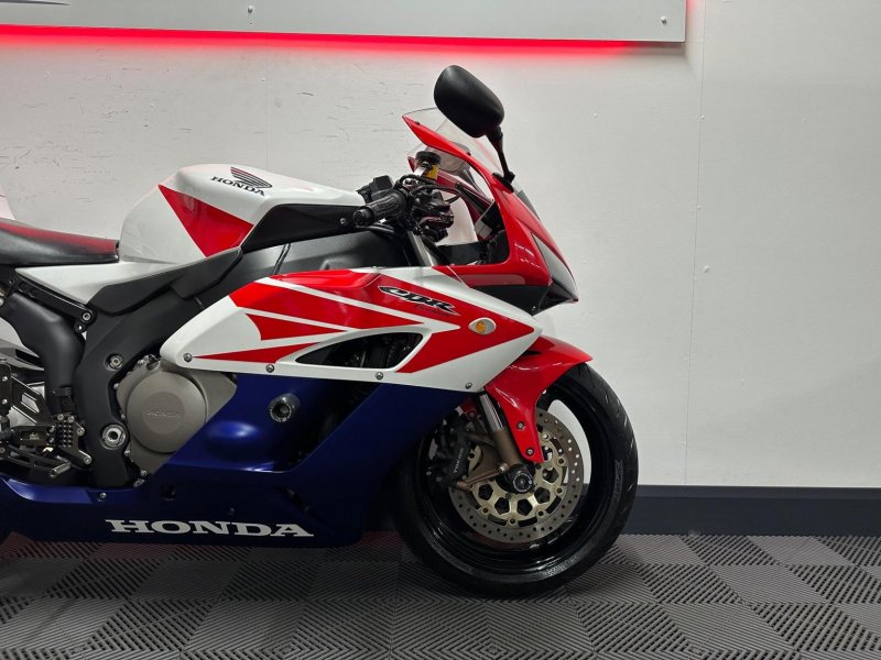 HONDA CBR1000RR Fireblade