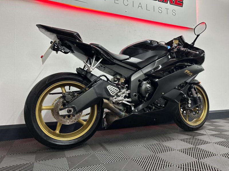 YAMAHA R6