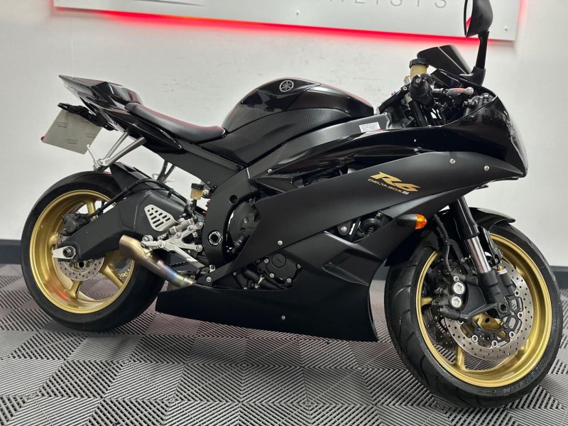 YAMAHA R6