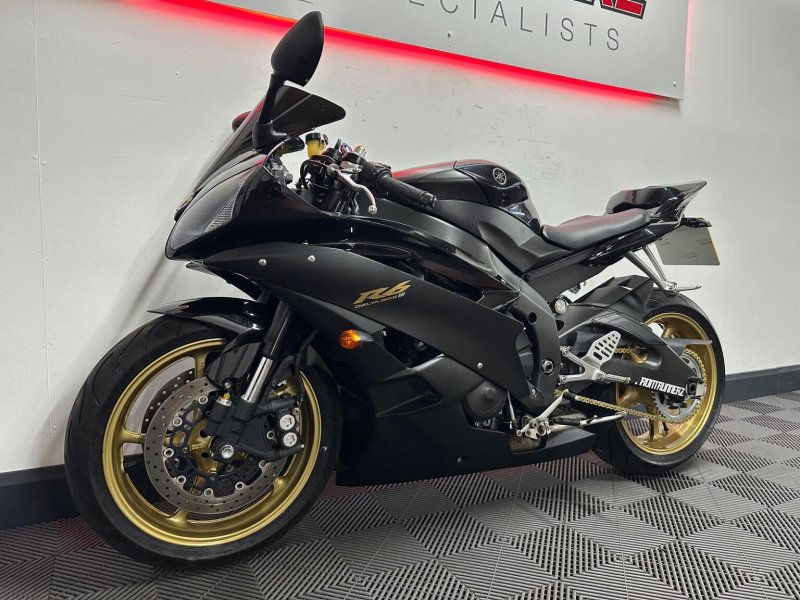 YAMAHA R6