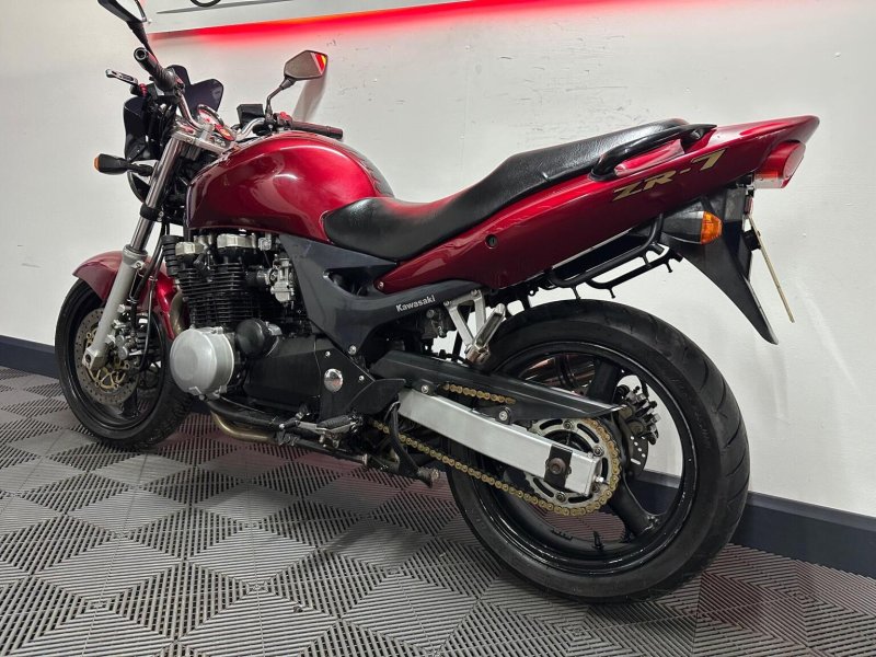 KAWASAKI ZR-7