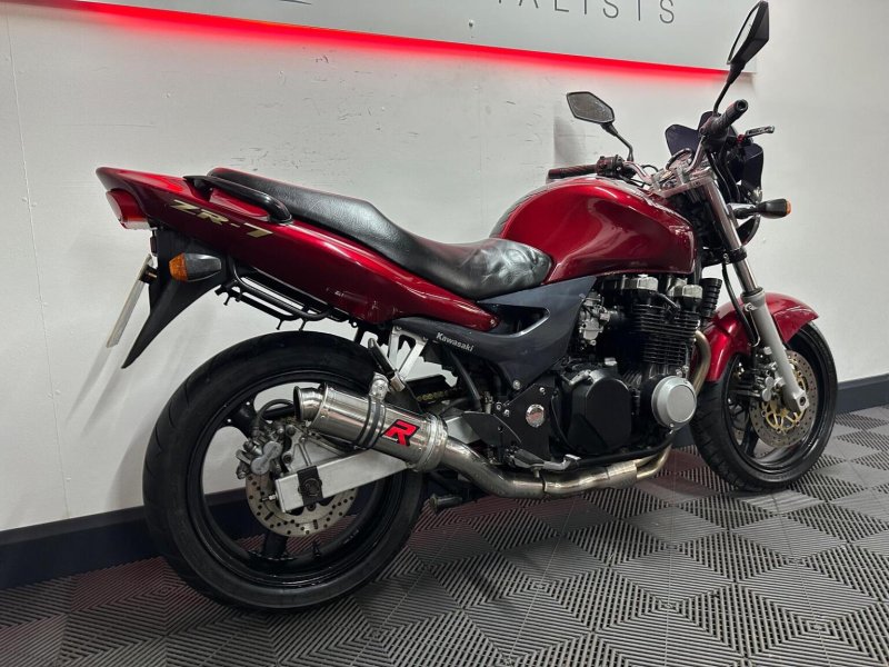 KAWASAKI ZR-7