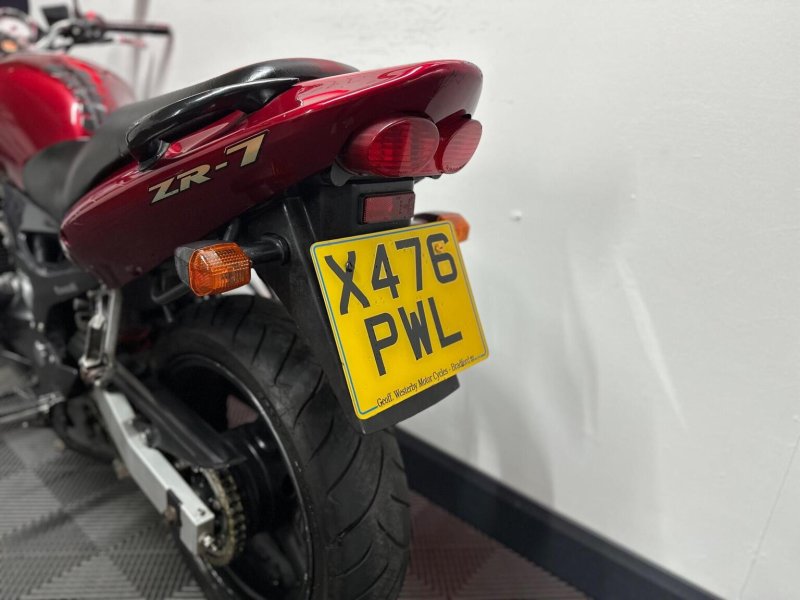 KAWASAKI ZR-7